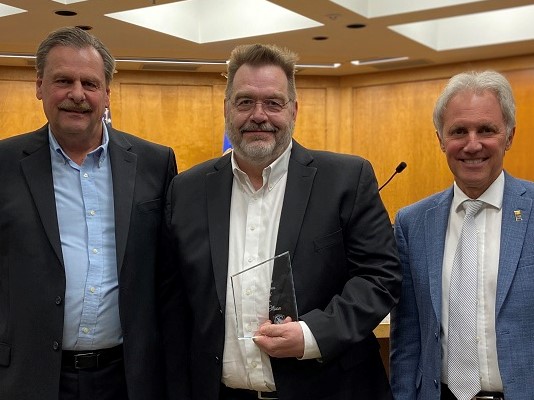 Steve Olson receiving the 2022 Heritage Preservation Award from Mayor Ron Case